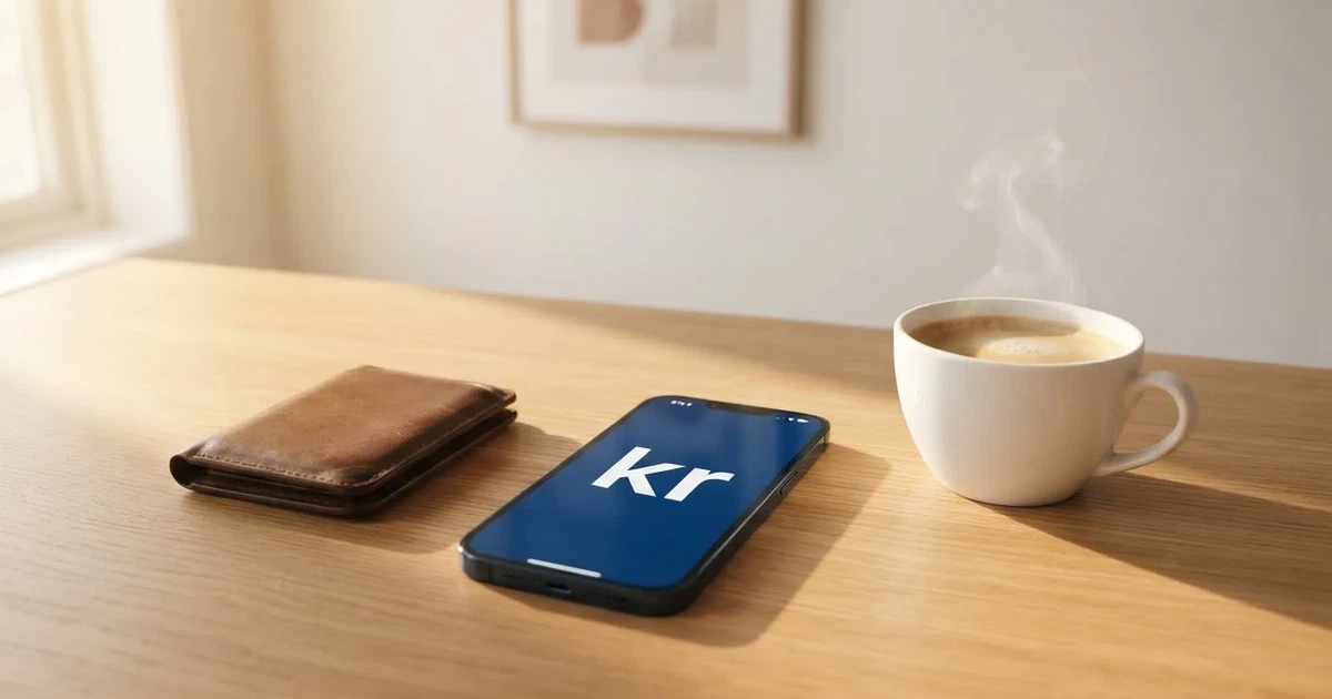 Mobiltelefon på ett träbord bredvid en plånbok och en kopp kaffe — 10 kr casino i sverige